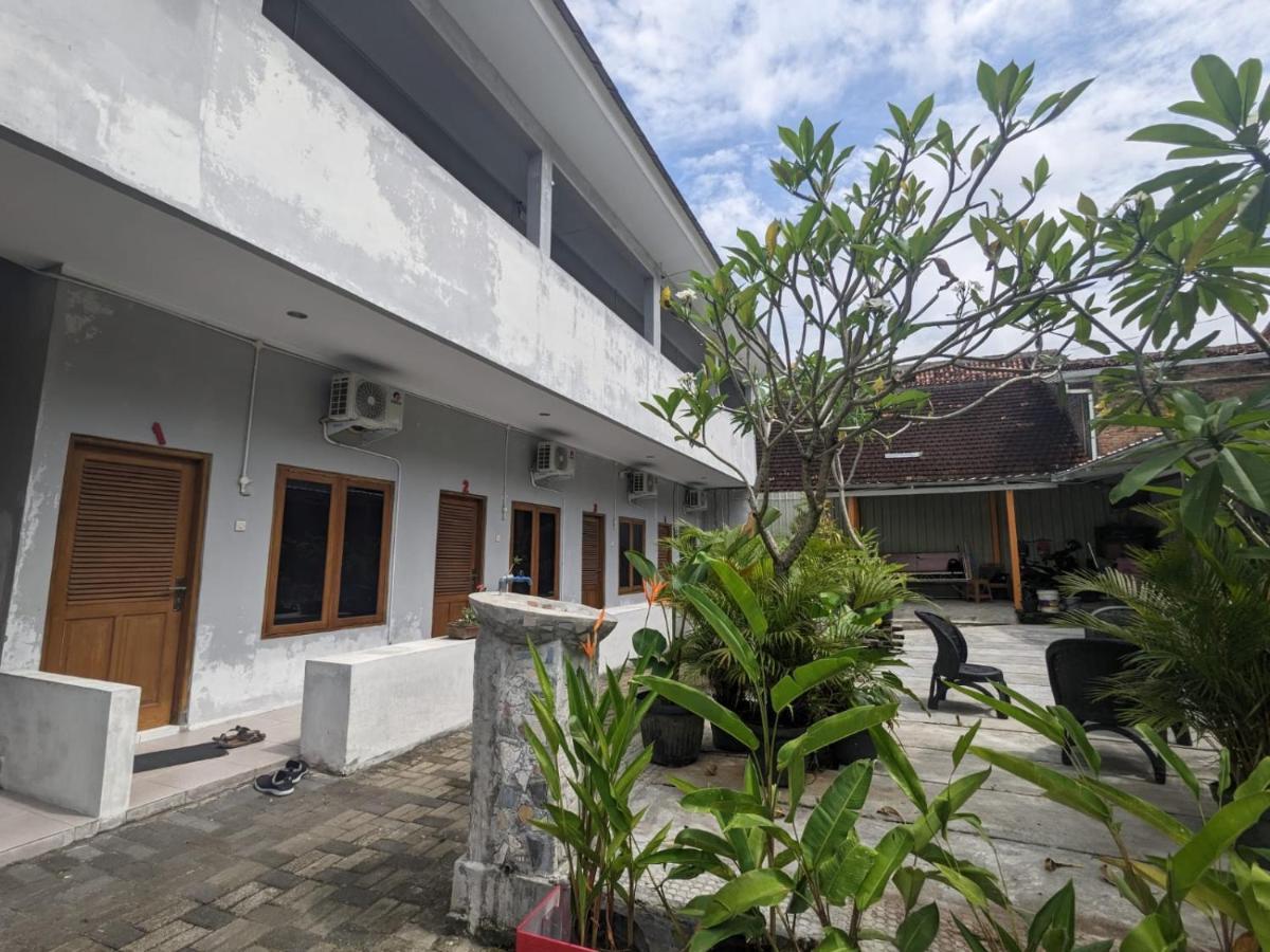 Rumah Pagar Merah Homestay Jogjakarta Buitenkant foto