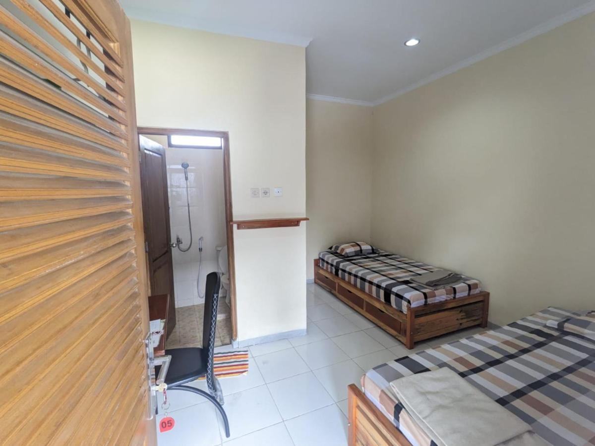 Rumah Pagar Merah Homestay Jogjakarta Buitenkant foto